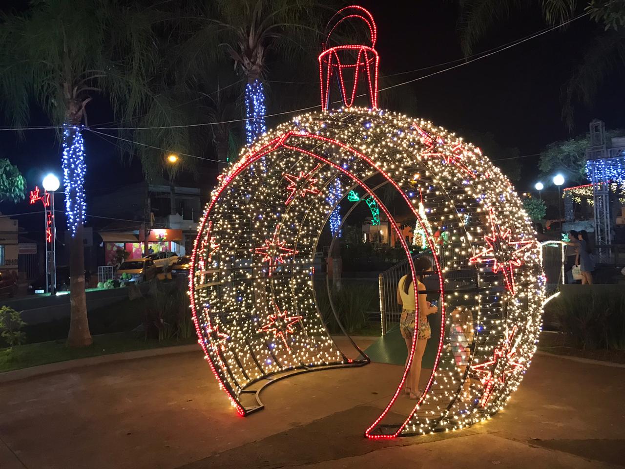 Mais de 300 mil lâmpadas dão vida à decoração natalina de Arcos